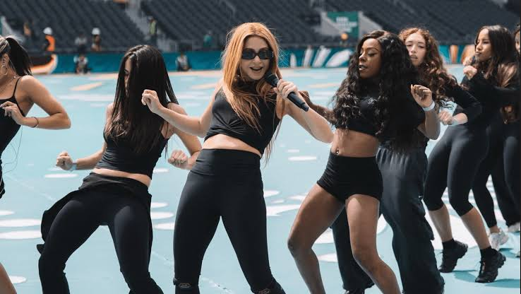 Shakira y sus bailarinas durante un ensayo